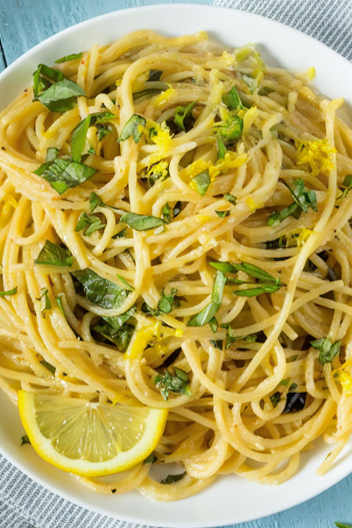 vista cenital de pasta con albahaca y limón