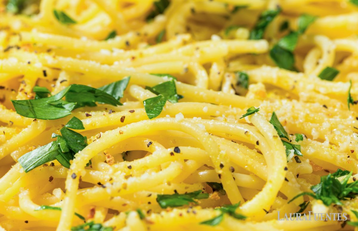 primer plano de pasta con albahaca y limón