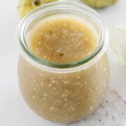 un frasco con salsa de tomatillos