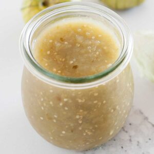 un frasco con salsa de tomatillos