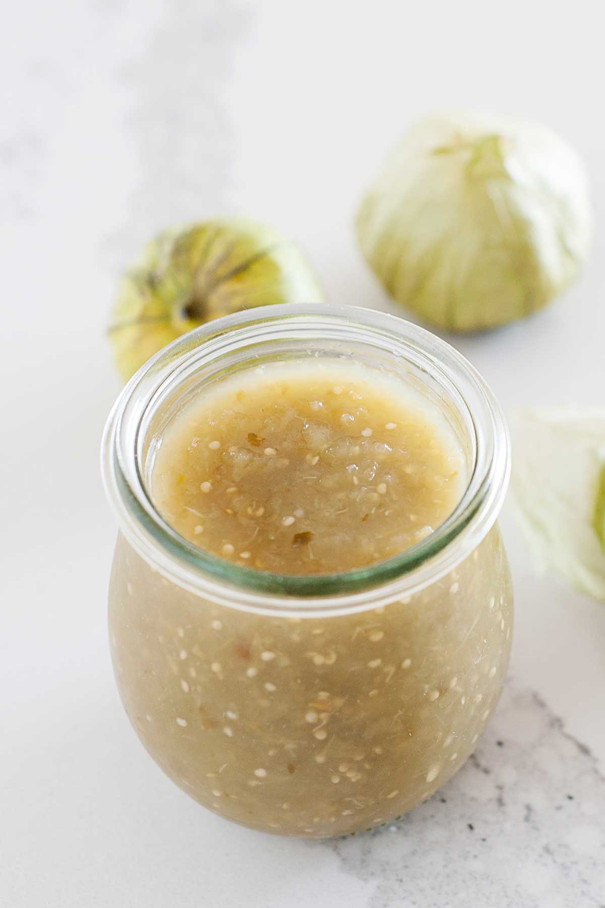un frasco con salsa de tomatillos