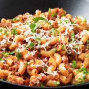 una sartén con macarrones con carne picada y queso