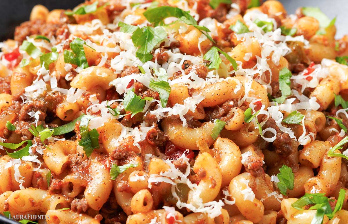 primer plano de macarrones con carne picada y queso