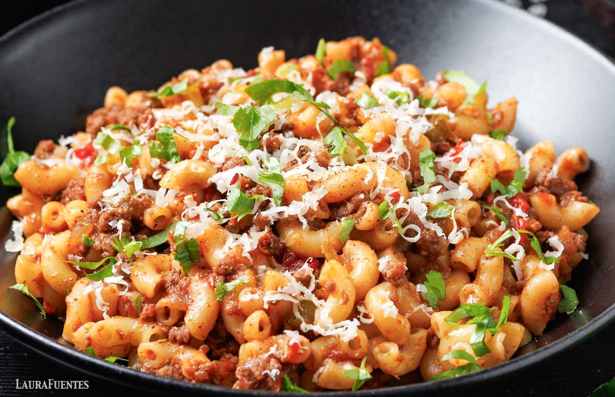 una sartén con macarrones con carne picada y queso