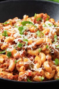 primer plano de macarrones con carne picada y queso