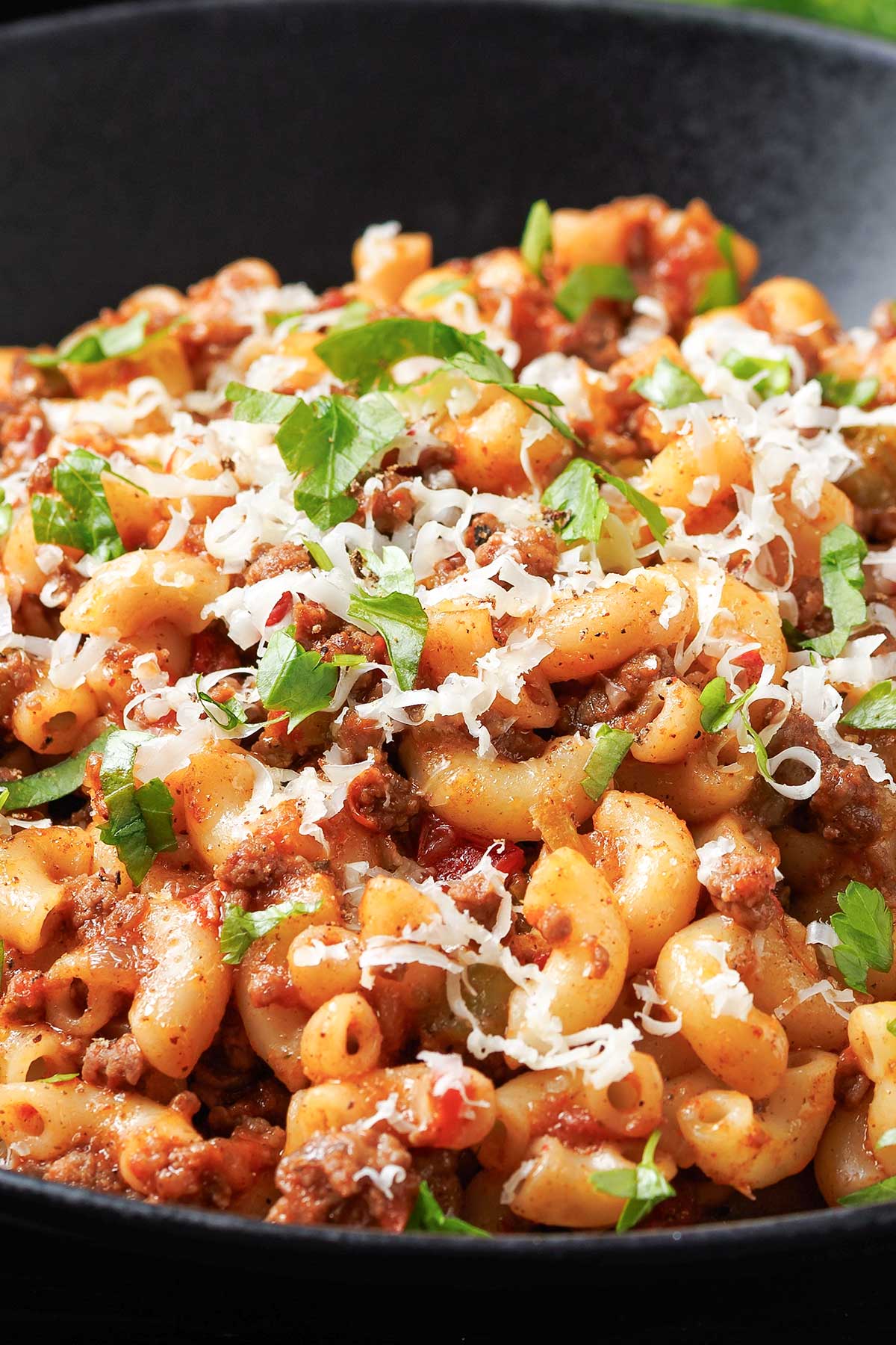 primer plano de macarrones con carne picada y queso