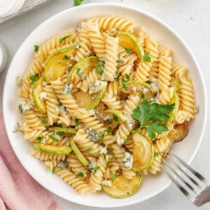 vista cenital de un plato de pasta con calabacín
