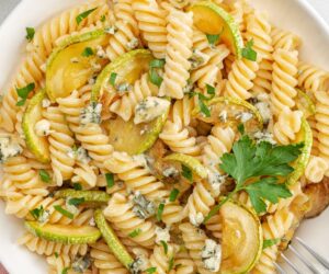 vista cenital de un plato de pasta con calabacín