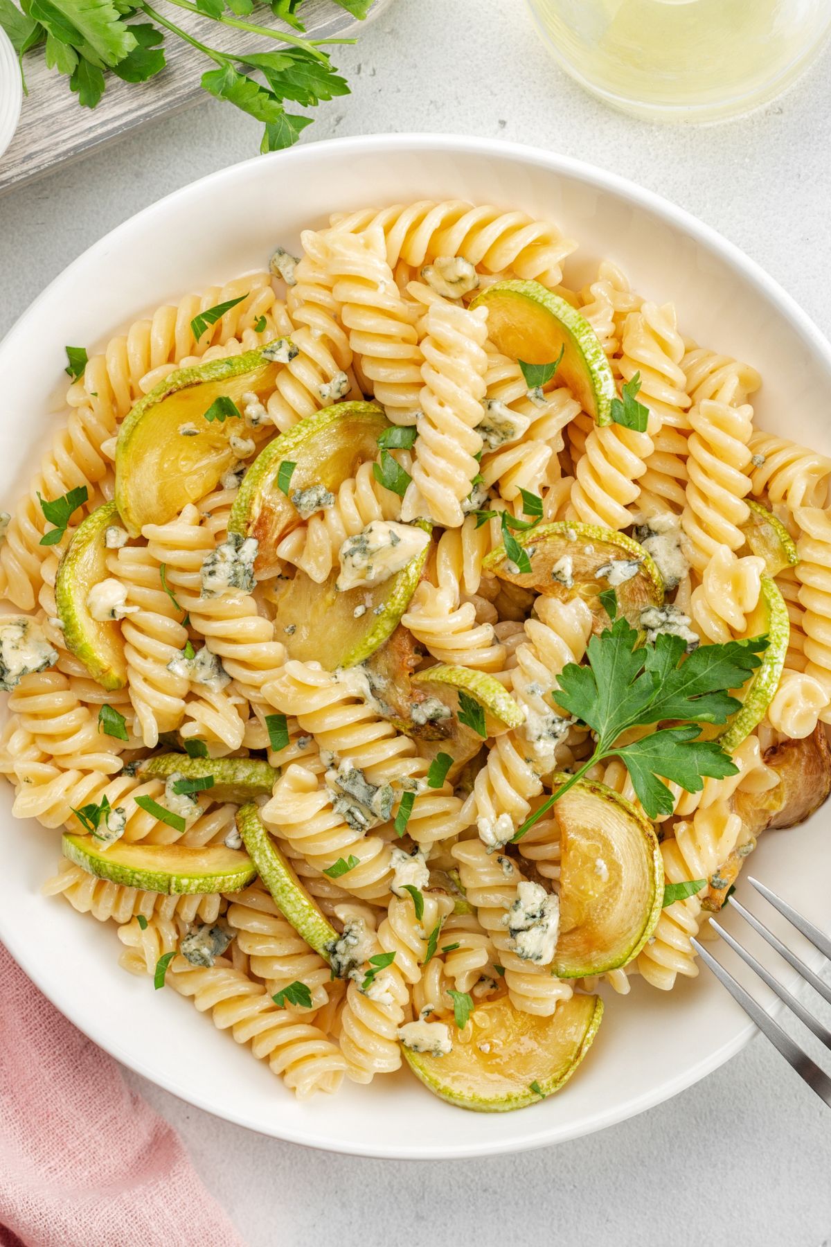 vista cenital de un plato de pasta con calabacín