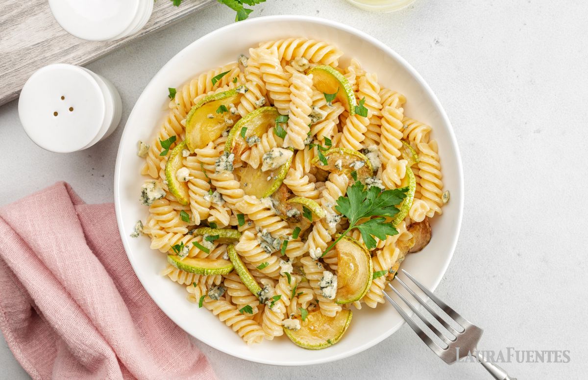 vista cenital de un plato de pasta con calabacín