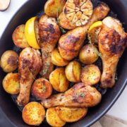 vista cenital de muslos de pollo con patatas al horno
