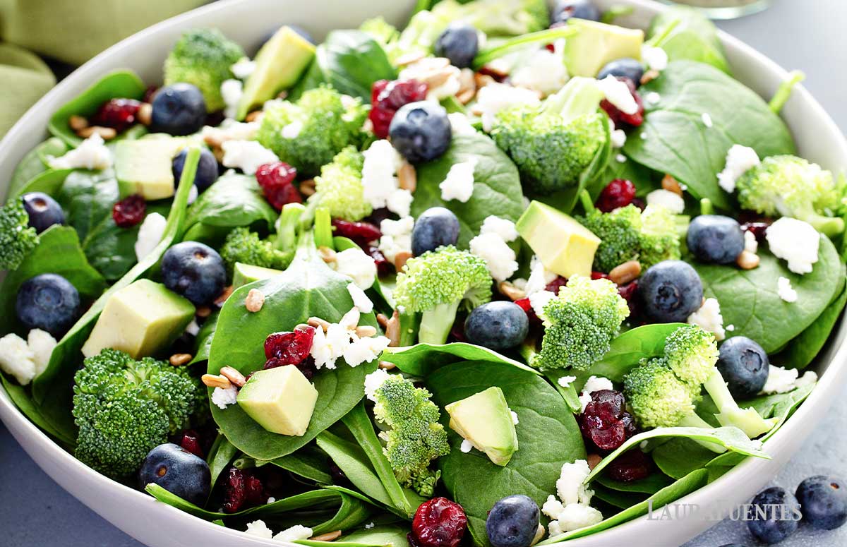 un bol de ensalada de espinaca y queso de cabra
