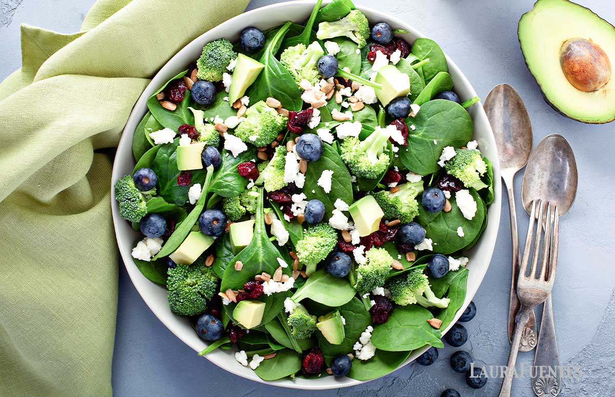 vista cenital de un bol de ensalada de espinaca y queso de cabra