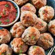 primer plano de albóndigas de pollo