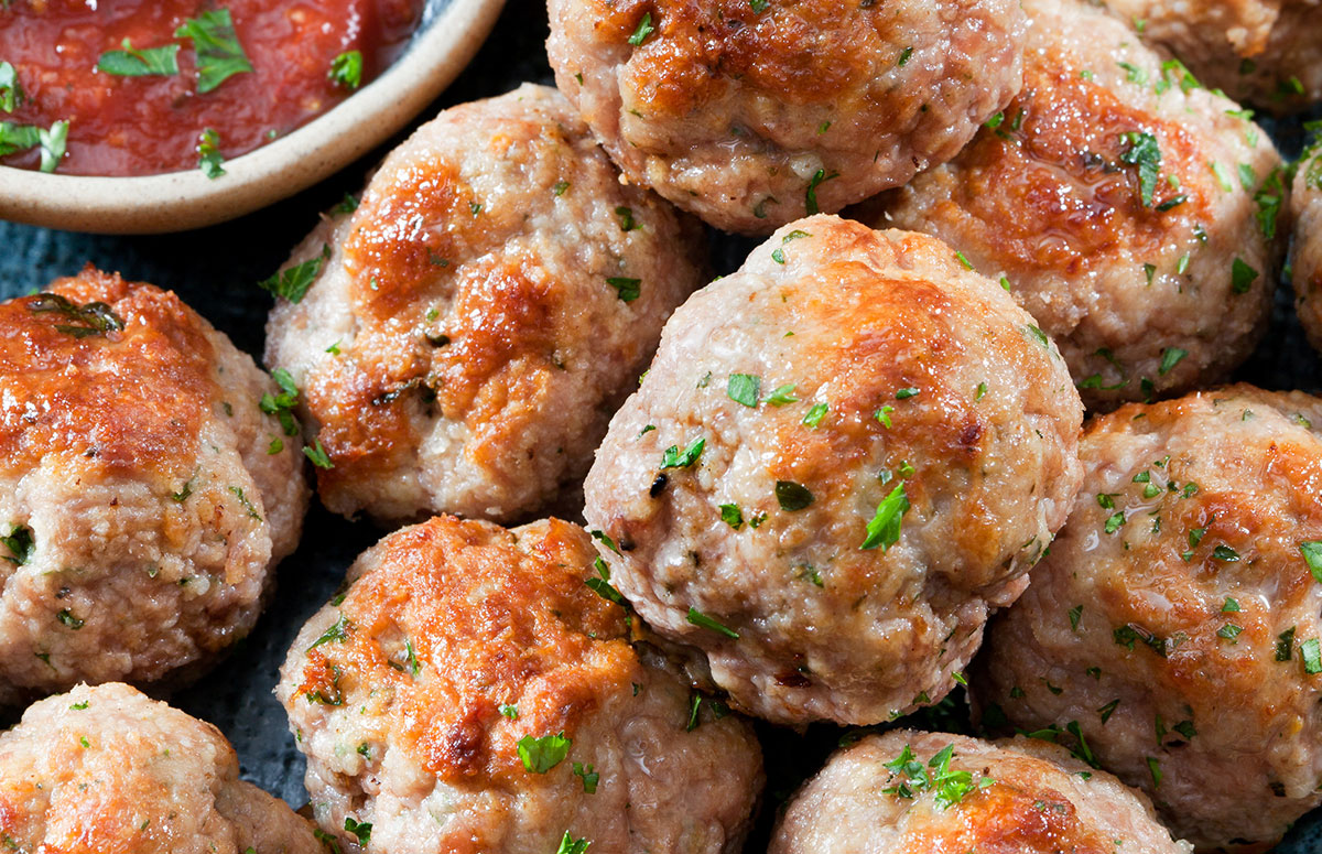primer plano de albóndigas de pollo