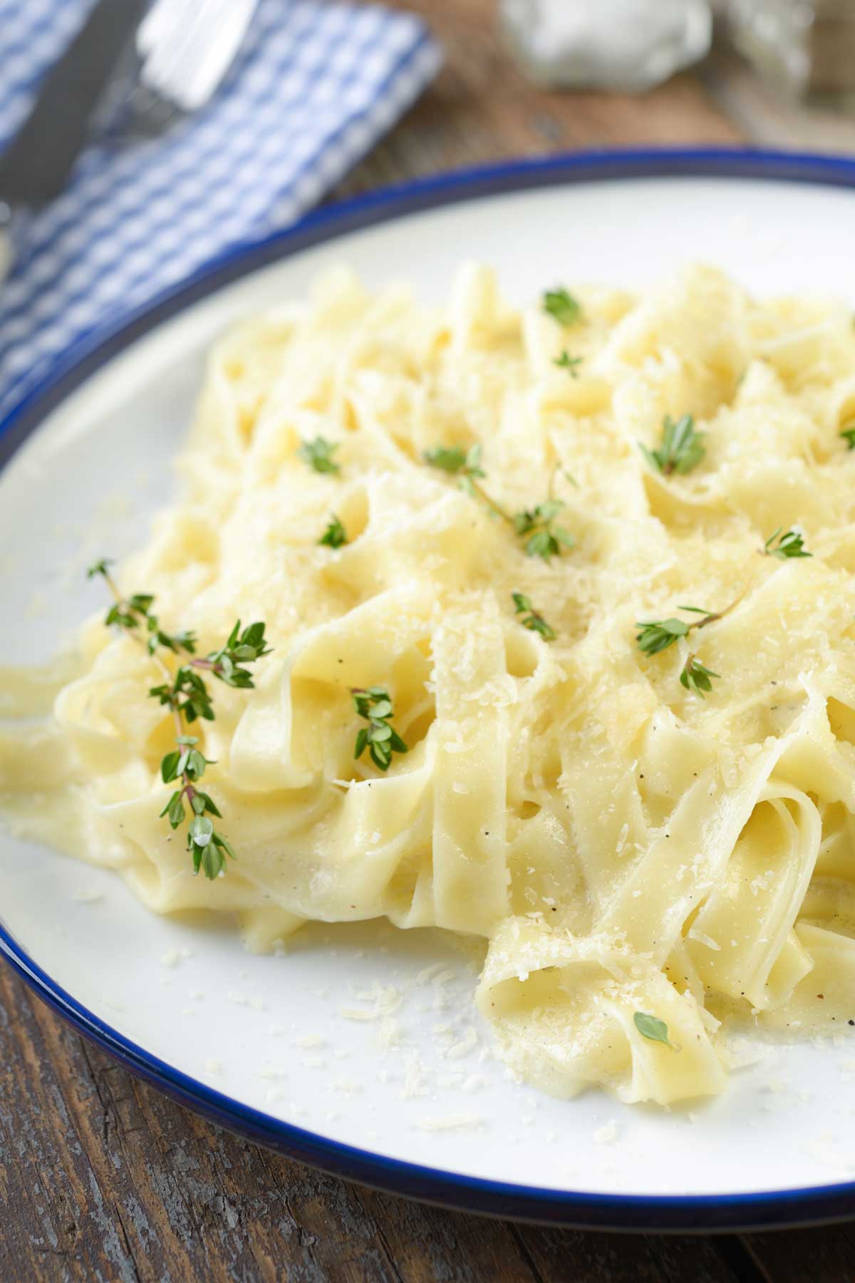 un plato de pasta con salsa con queso cottage