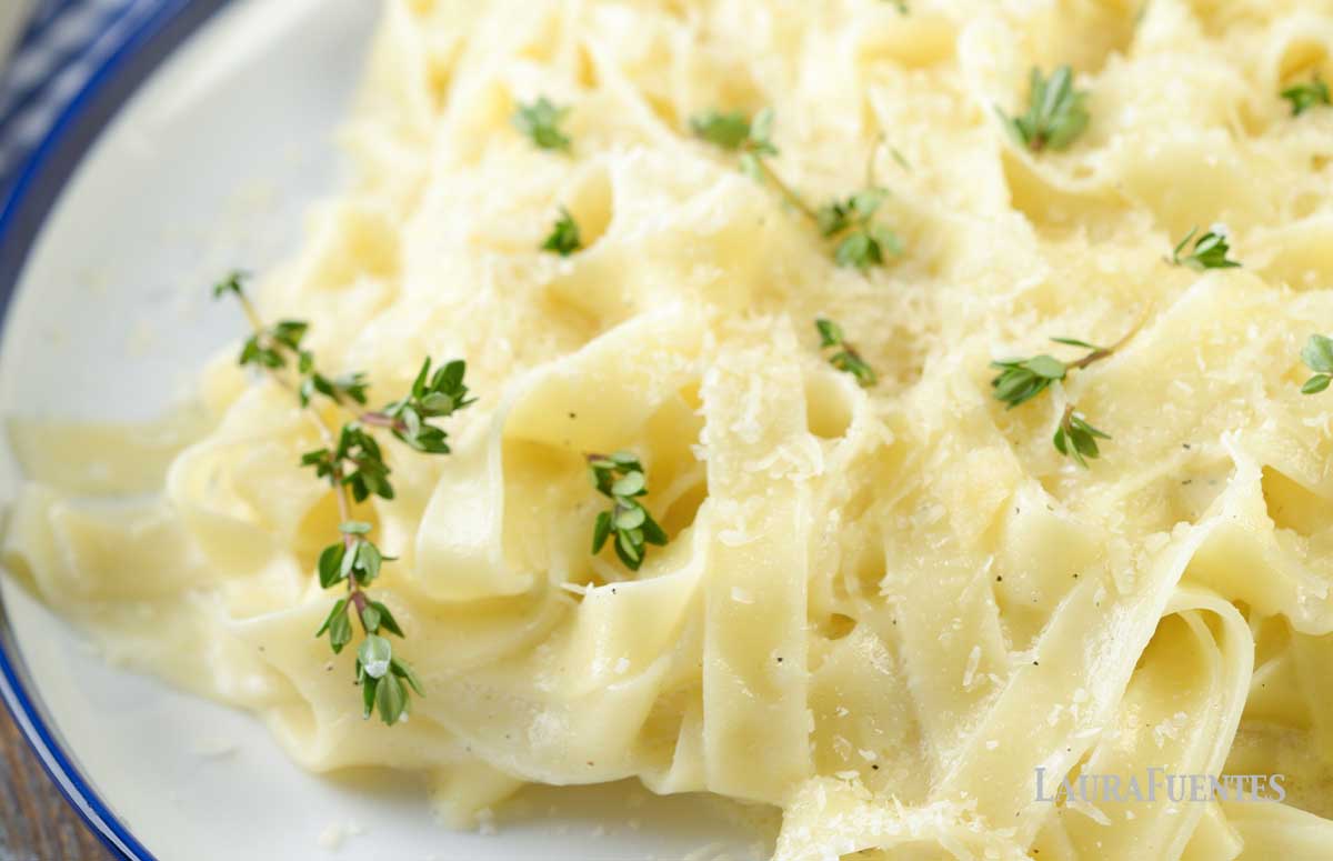 un plato de pasta con salsa con queso cottage