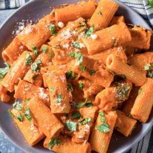 vista cenital de un plato de pasta con salsa de tomate y queso cottage