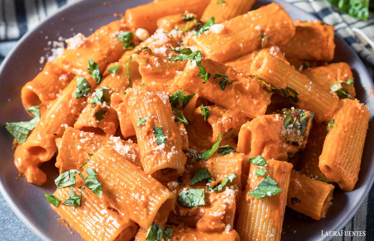un plato de pasta con salsa de tomate y queso cottage