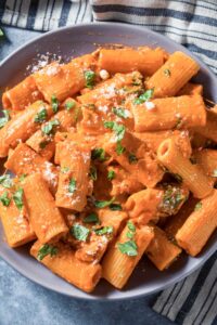 vista cenital de un plato de pasta con salsa de tomate y queso cottage