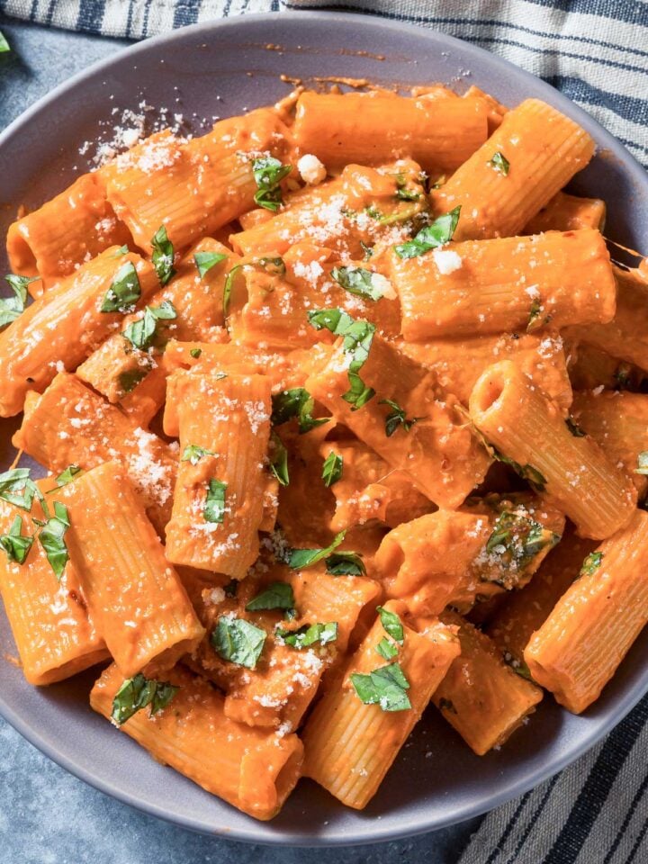 vista cenital de un plato de pasta con salsa de tomate y queso cottage