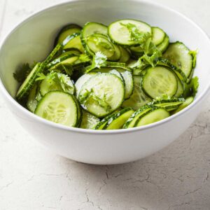 un bol con ensalada de pepino