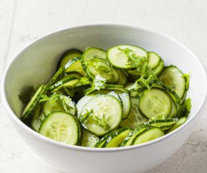 un bol con ensalada de pepino