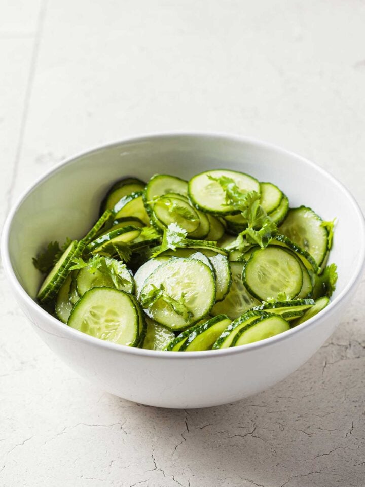 un bol con ensalada de pepino