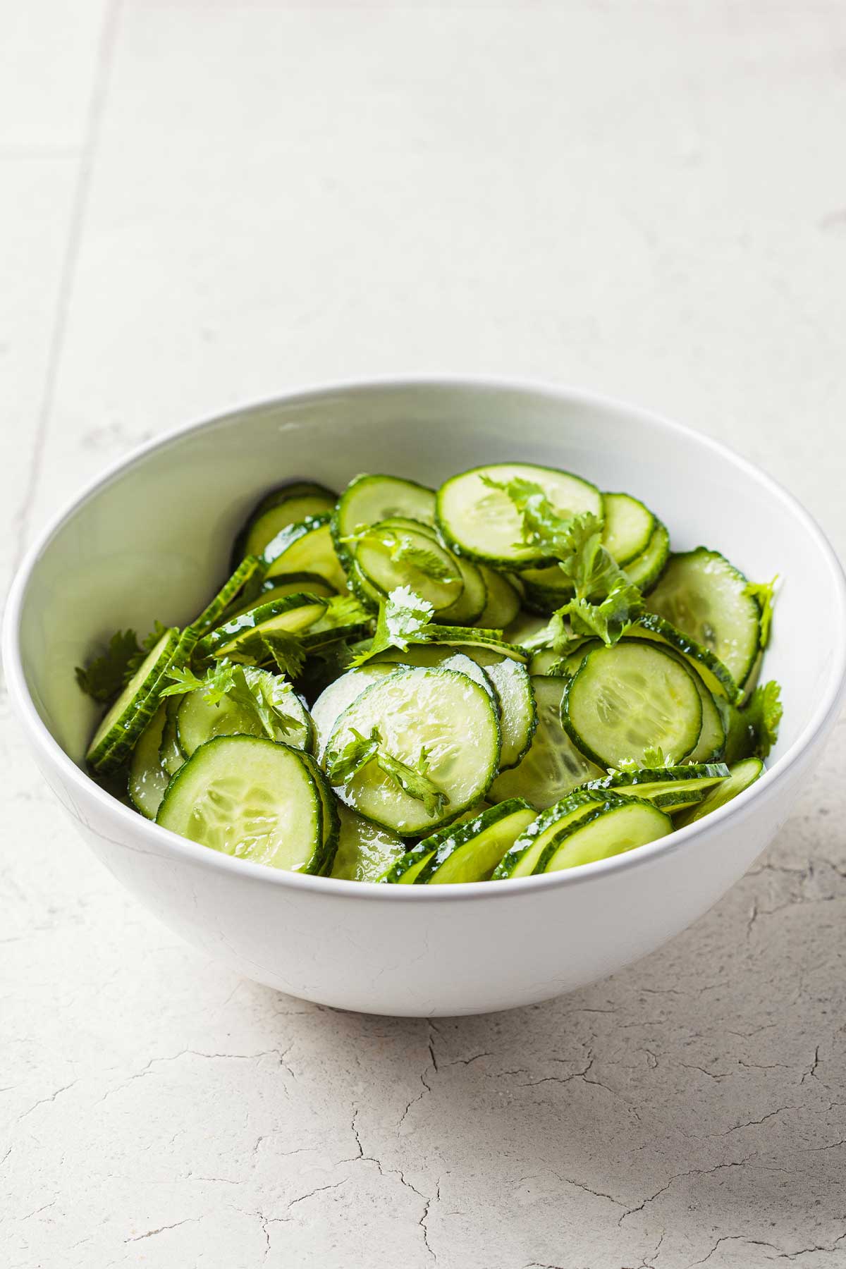 un bol con ensalada de pepino