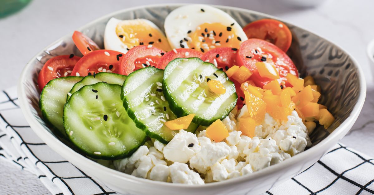 ensalada con queso cottage, tomate, pepino y huevo