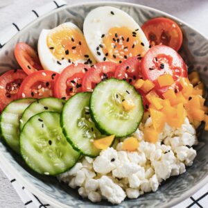 ensalada con queso cottage, tomate, pepino y huevo