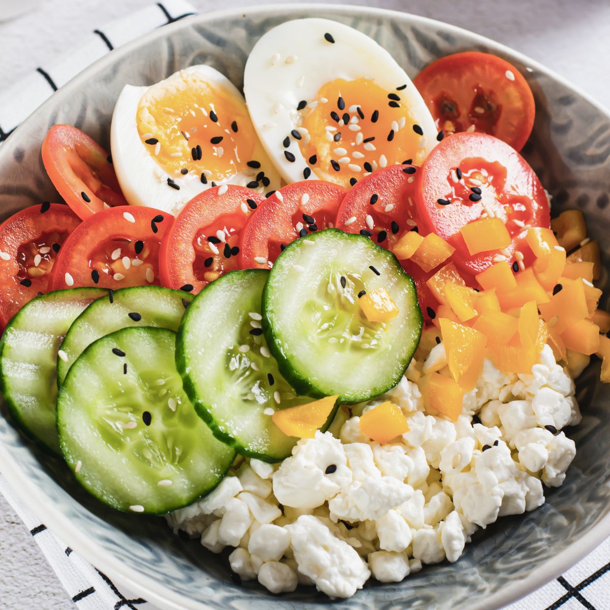 ensalada con queso cottage, tomate, pepino y huevo