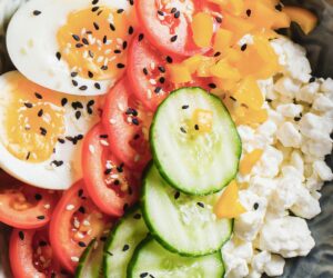 ensalada con queso cottage, tomate, pepino y huevo