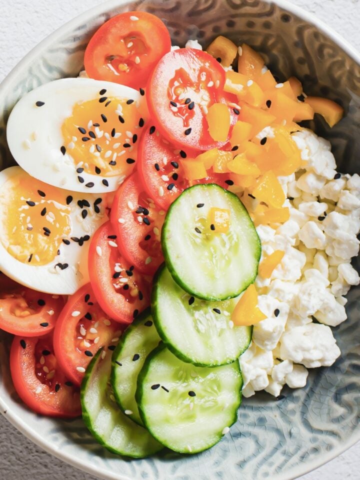 ensalada con queso cottage, tomate, pepino y huevo