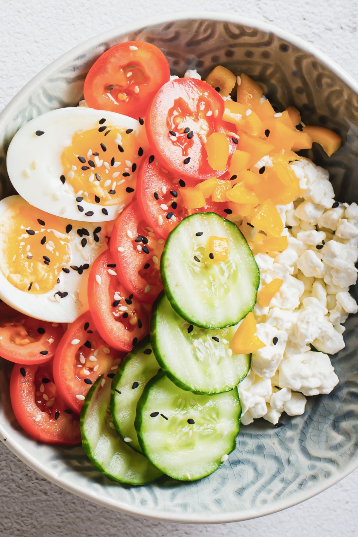 ensalada con queso cottage, tomate, pepino y huevo