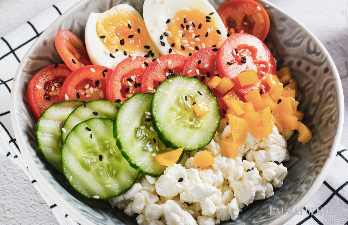 ensalada con queso cottage, tomate, pepino y huevo