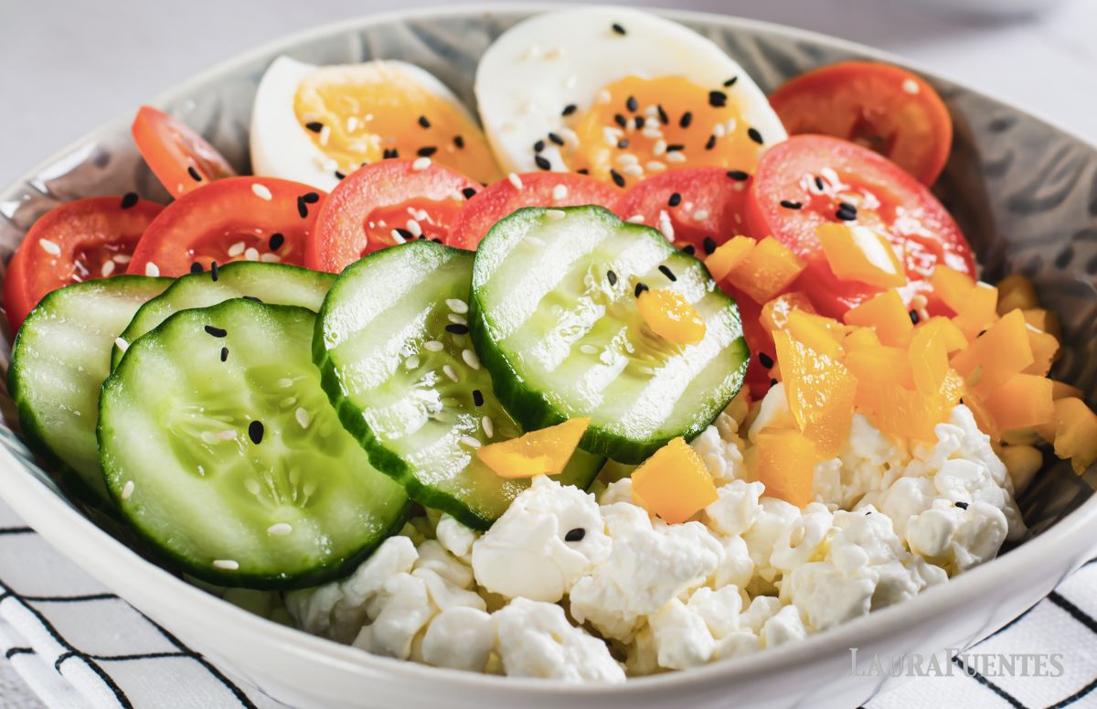 ensalada con queso cottage, tomate, pepino y huevo