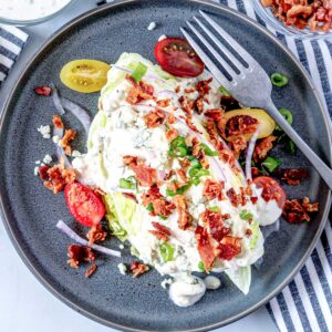 vista cenital de un plato de ensalada wedge