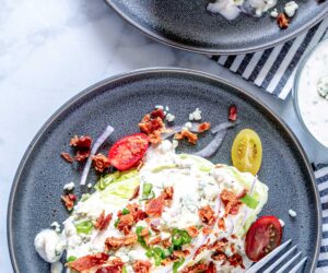 vista cenital de dos platos de ensalada wedge