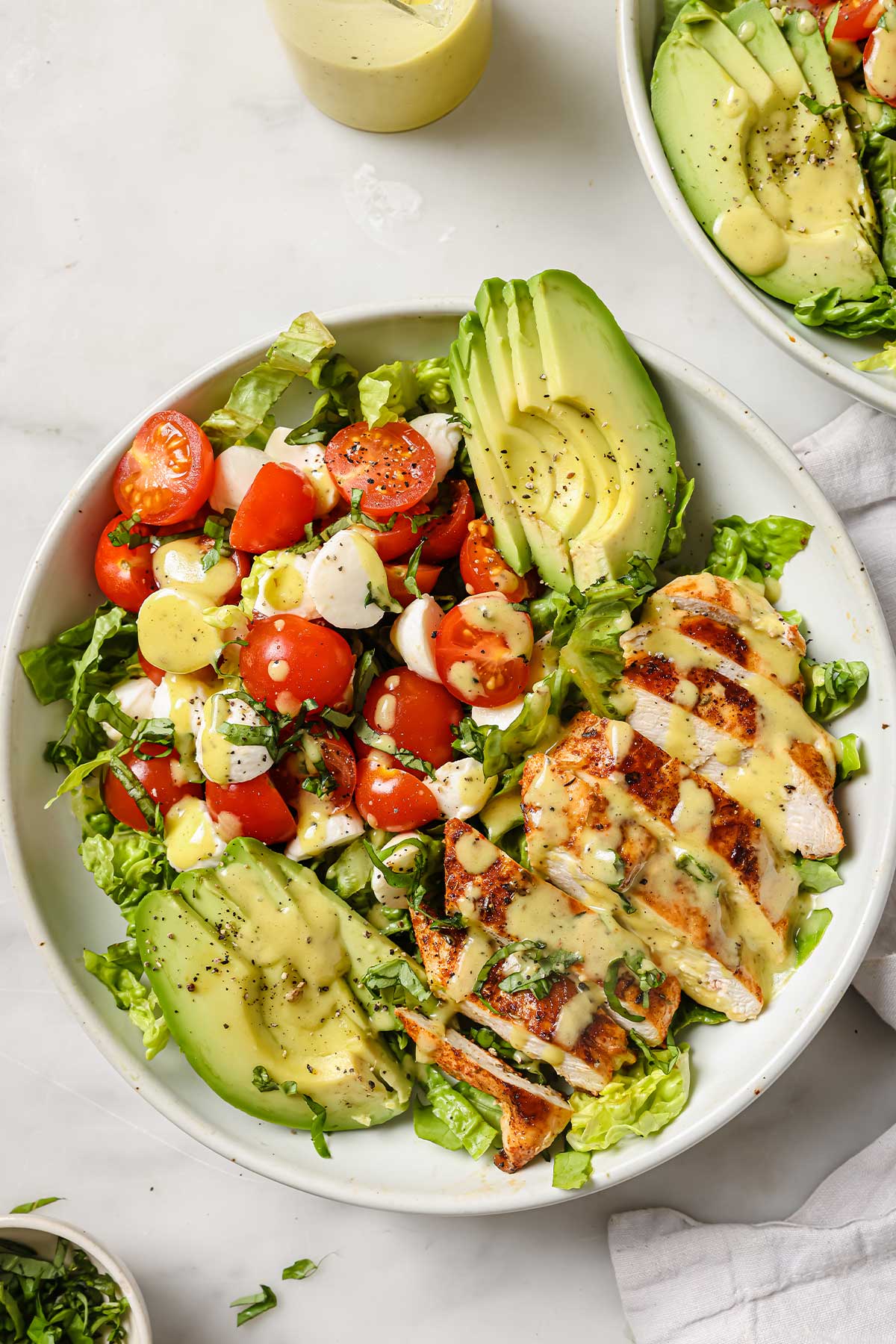 vista superior de una ensalada de pollo y aguacate