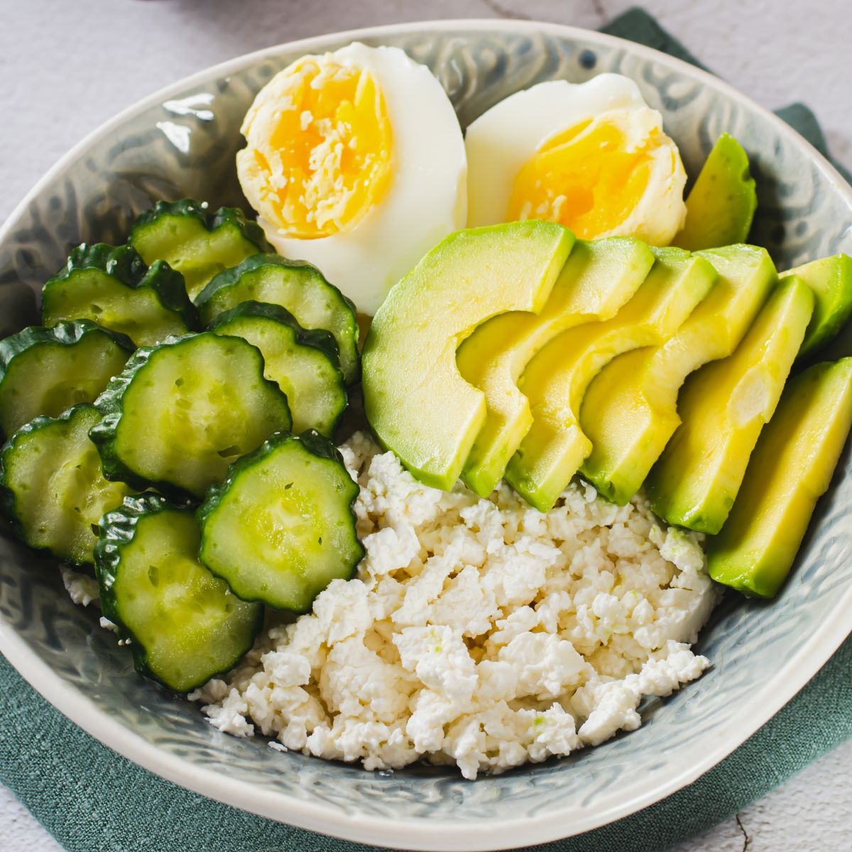 bowl con queso cottage, pepino, huevo y aguacate