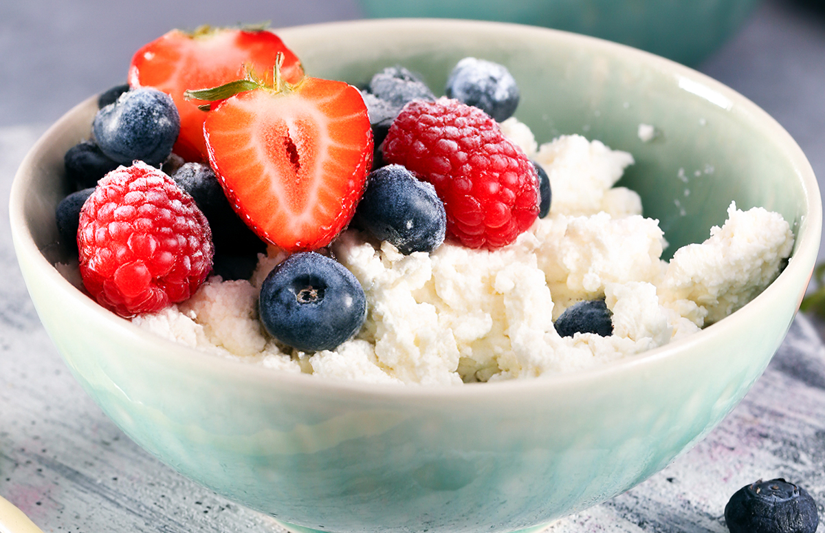 bol con queso cottage y frutas