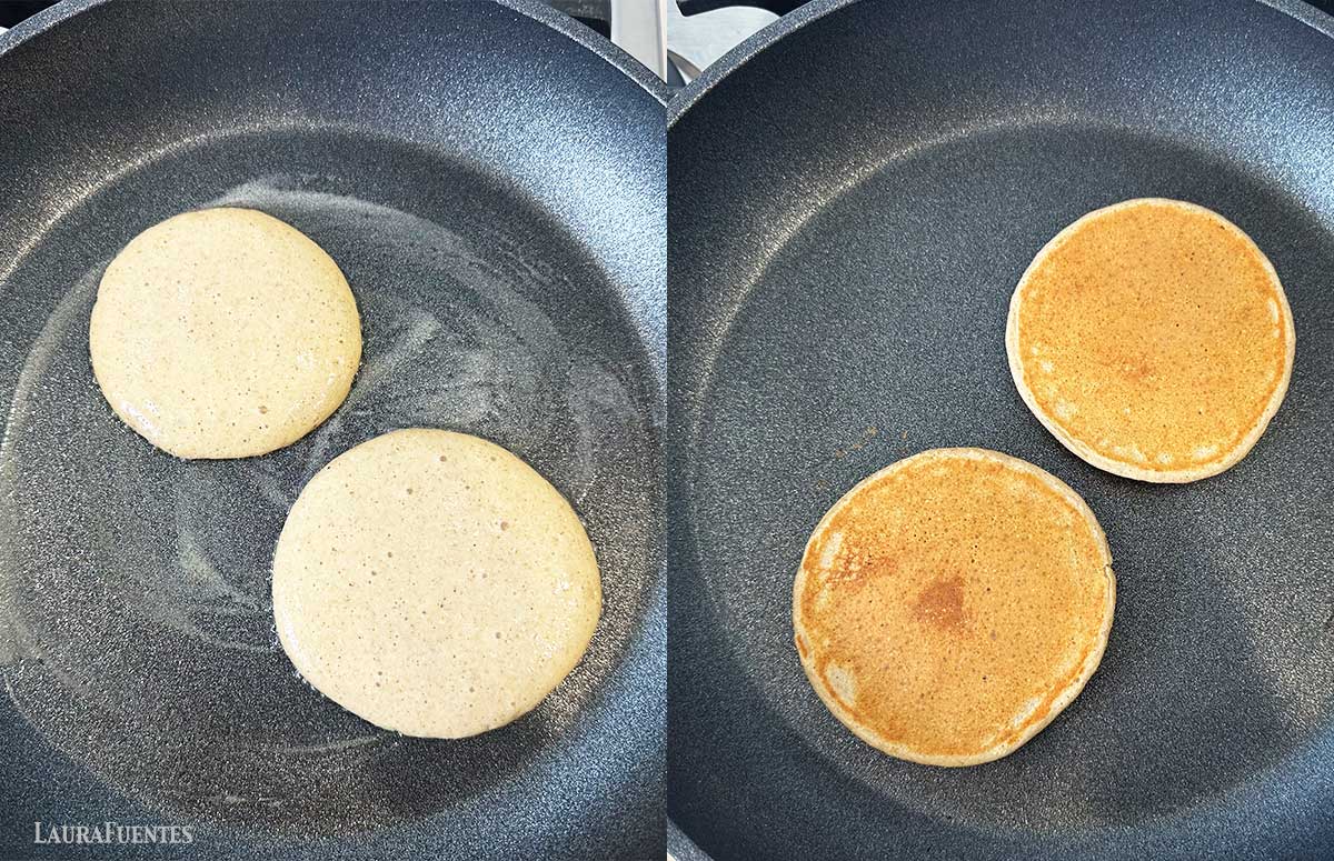 a la izquierda, masa de tortitas en una sartén; a la derecha, dos tortitas ya cocidas 