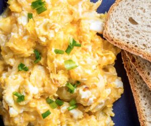 vista superior de huevos revueltos junto a unas tostadas