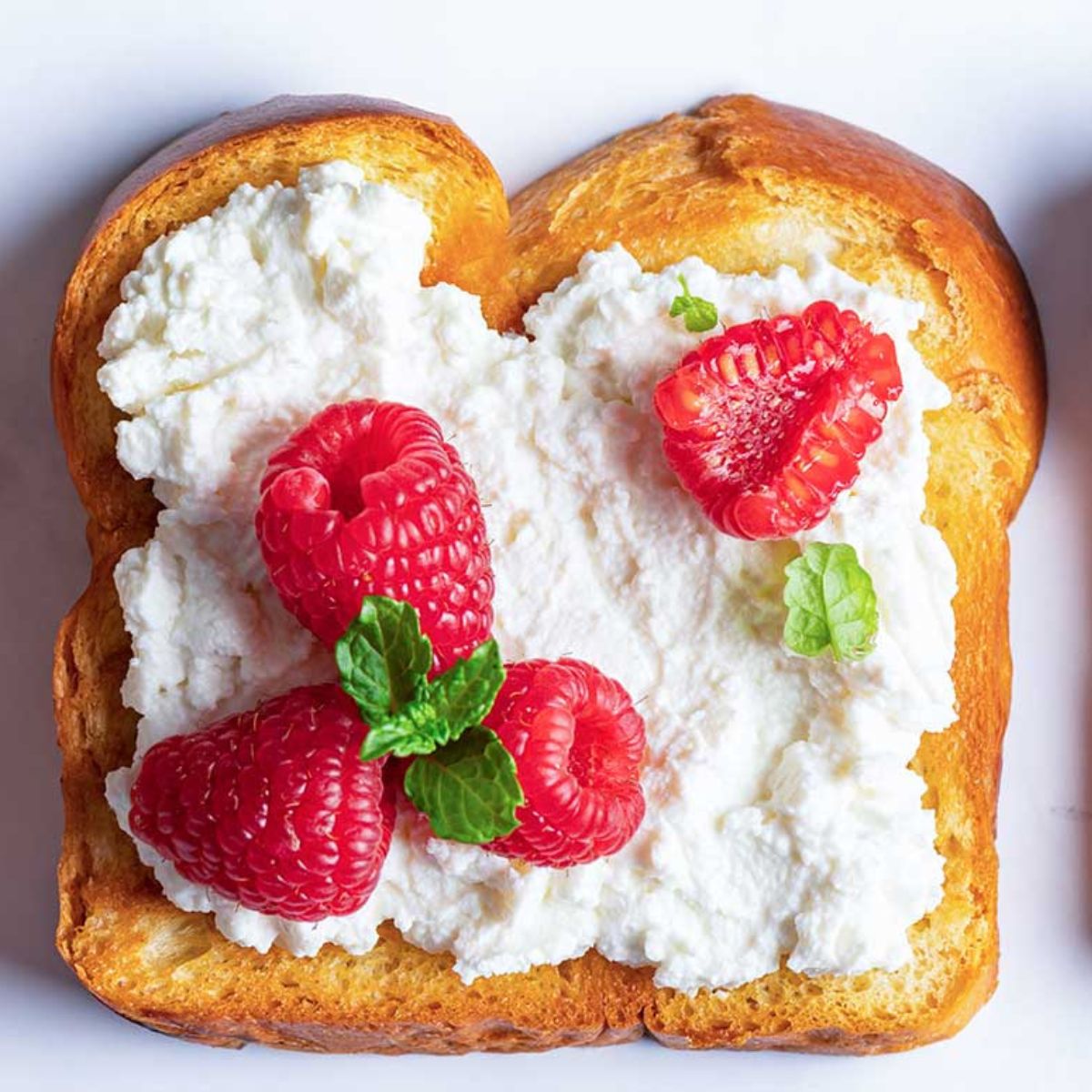 tostada con queso cottage y fruta